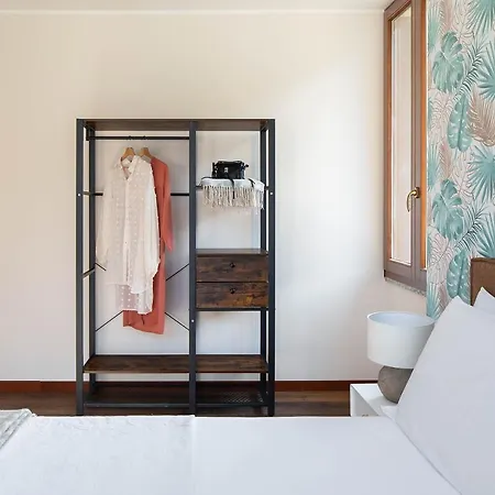 Lario's - 10 Suites On Lake 아파트 *